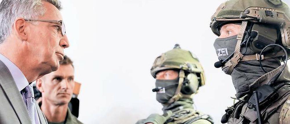 Einsatzbereit. Bundesinnenminister Thomas de Maiziere (CDU) in der neuen Bundespolizeidirektion 11 mit GSG9-Spezialeinsatzkräften.