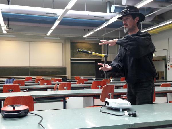 Alexander Mörsdorf will prüfen, ob sich Störfelder im Raum befinden.