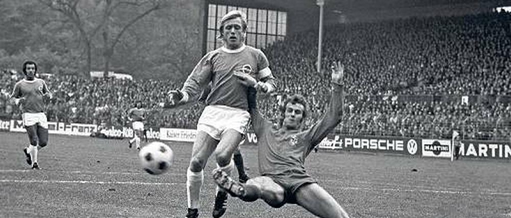Als Kapitän der Kickers. Held (l.) im Zweikampf mit Gladbachs Bonhof. 