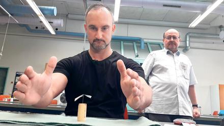 Marcel Polte beim Versuch, ein Stück Alufolie in Bewegung zu versetzen. 