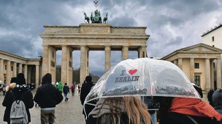 Touristen vor dem Brandenburger Tor.