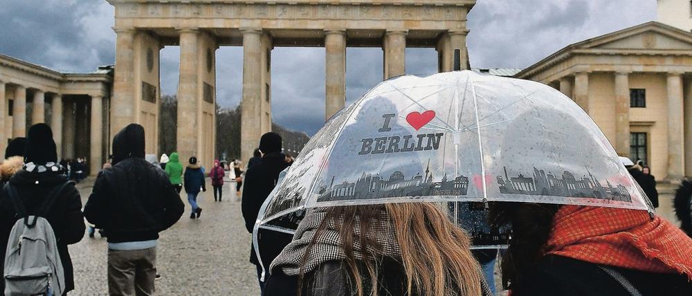 Touristen vor dem Brandenburger Tor.