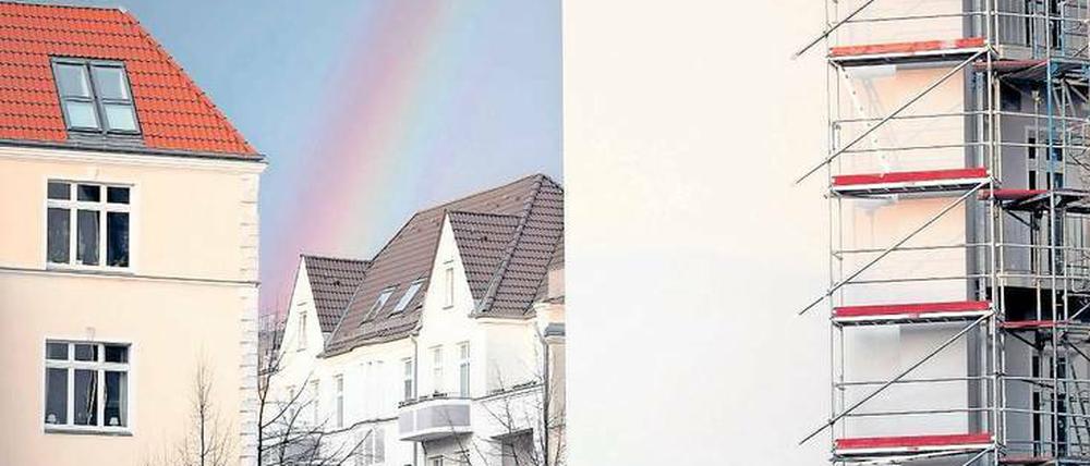 Schillernd. Der Legende zufolge soll am Ende des Regenbogens ein Topf voll Gold liegen. Manche Hauseigentümer erhoffen sich dasselbe von einer Sanierung.