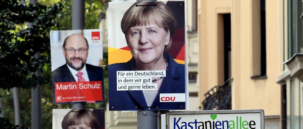 Vorbild Angela Merkel? Ein Schulz-Plakat in Berlin, umringt von Werbung für die Kanzlerin.