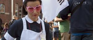 Mit Lohnkörbchen. Eine Demonstrantin in Schwesterntracht. 