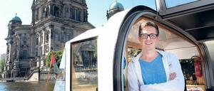 Geballtes Berlinwissen. Stadtbilderklärer Alexander Lehnert auf einer seinen Fahrten mit der „Franziska“ .