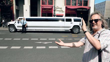 Mal keine Orgie. Dafür sitzt hinter Chauffeur Dirk Bujack (l.) manchmal der Rapper Massiv – und heute sein Kreuzberger Bewunderer Harald Martenstein. 