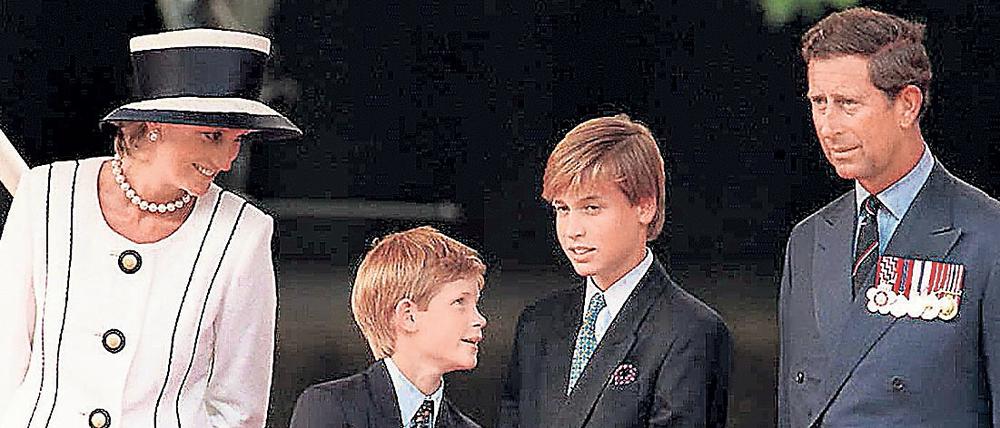 Familienfoto aus besseren Zeiten. Prinz William und Harry litten sehr unter dem Tod ihrer Mutter. Heute klären sie über psychische Krankheiten auf.