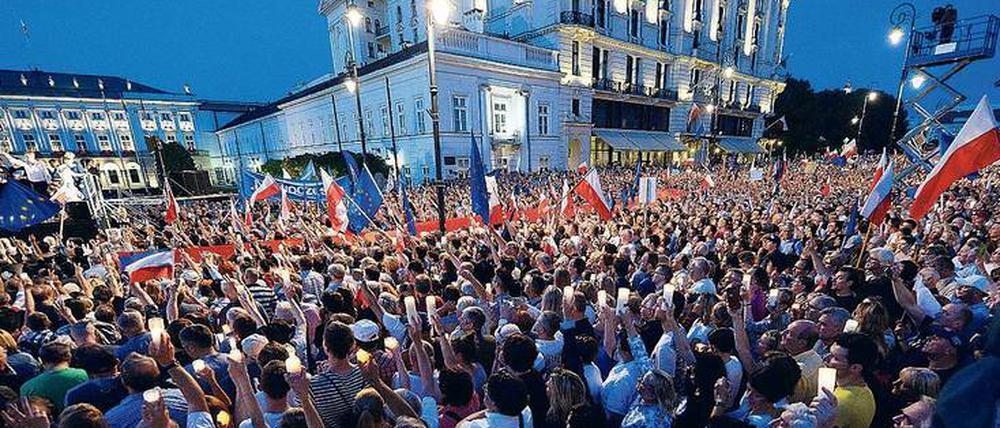 Proteste, die Wirkung zeigten: Anhänger der Opposition demonstrieren vor dem Präsidentenpalast in Warschau gegen die geplante Justizreform.