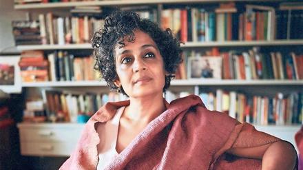 Utopistin wider alle Vernunft. Arundhati Roy wurde 1961 geboren, wuchs in Südindien auf und lebt in Delhi. 