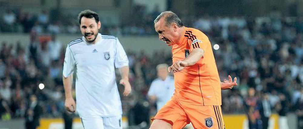 Hauptsache gewinnen. Recep Tayyip Erdogan kickt bei der Stadioneröffnung von Istanbul Basaksehir vor drei Jahren.