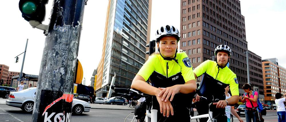 Polizeioberkommissarin Andrea Barthels und Polizeihauptkommissar Sascha Ziegler. Er ist Leiter der Fahrradstaffel.