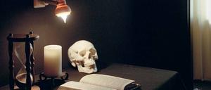 Ritual mit Sanduhr und Kerze. Auf viele wirken die Symbole der Bruderschaft abschreckend. Für Freimaurer ist der Totenkopf ein Zeichen der Verwandlung.