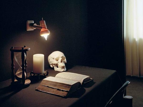 Ritual mit Sanduhr und Kerze. Auf viele wirken die Symbole der Bruderschaft abschreckend. Für Freimaurer ist der Totenkopf ein Zeichen der Verwandlung.