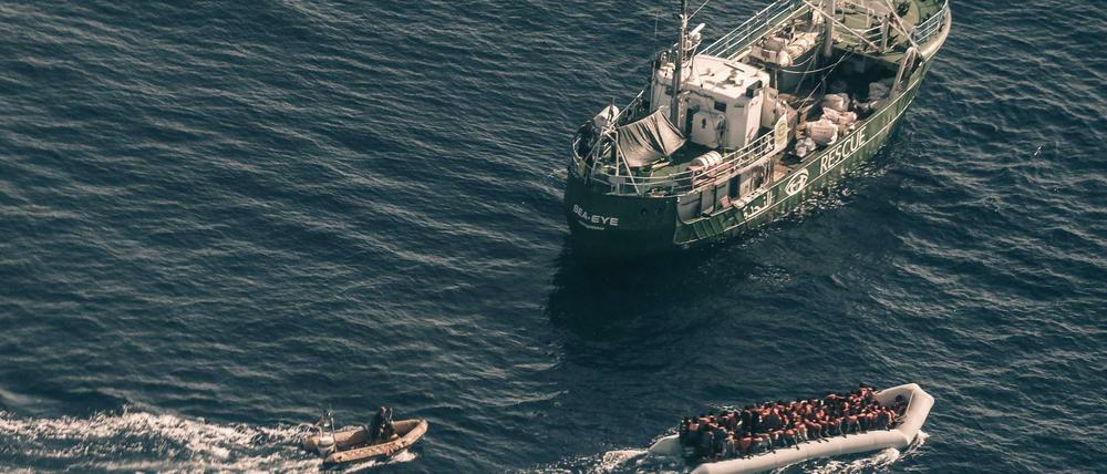 Eine Rettungsaktion der "Sea-Eye" vor der libyschen Küste. 