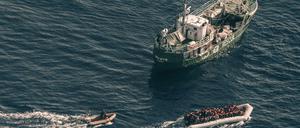 Eine Rettungsaktion der "Sea-Eye" vor der libyschen Küste. 