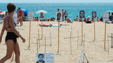 An einem Strand nahe Barcelona erinnerten letzte Woche Menschenrechtsorganisationen an das Ende vieler Fluchten Richtung Europa.