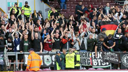 Peinlicher Auftritt. "Fans" von Hannover 96 provozierten zuletzt in Burnley einen Spielabbruch.