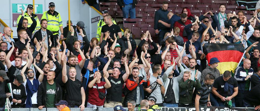 Peinlicher Auftritt. "Fans" von Hannover 96 provozierten zuletzt in Burnley einen Spielabbruch.