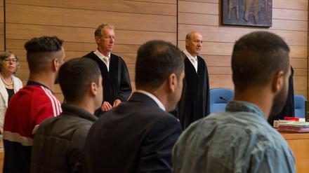 Die drei Männer organisierten eine Überfahrt, bei der mindestens 13 Menschen starben.