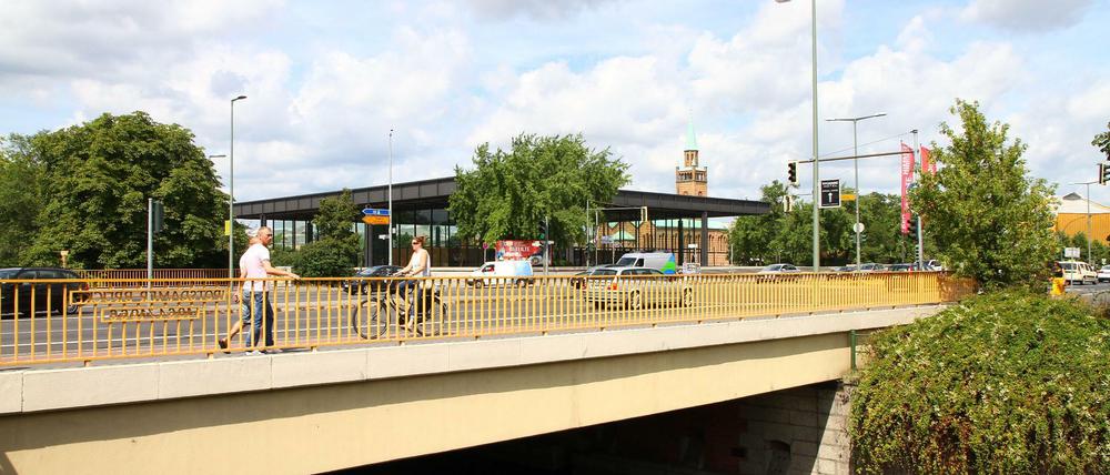 Potsdamer Brücke in der Flucht der Potsdamer Straße in Richtung Kulturforum in Berlin-Tiergarten.
