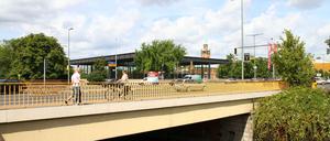 Potsdamer Brücke in der Flucht der Potsdamer Straße in Richtung Kulturforum in Berlin-Tiergarten.