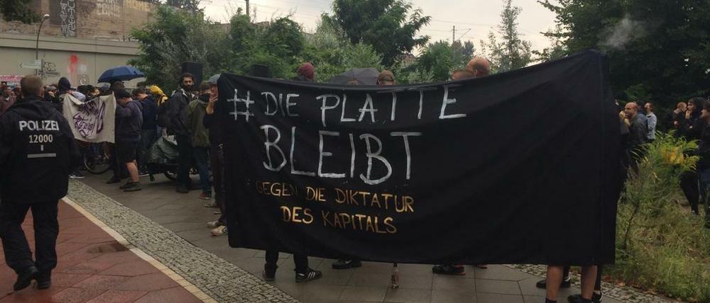 Am Abend demonstrierten die Hausbesetzer gegen die geplante Räumung.