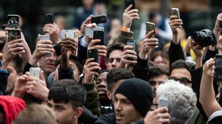 Viele Menschen möchten in ihrer Schau- und Zeigelust die Bilder dieser Welt mitproduzieren.