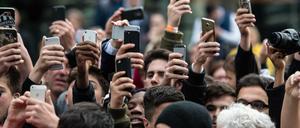 Viele Menschen möchten in ihrer Schau- und Zeigelust die Bilder dieser Welt mitproduzieren.