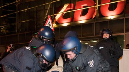 Polizisten räumen Ende Dezember eine Sitzblockade von Anhängern der rechtsextremen Identitären Bewegung vor der CDU-Bundeszentrale in Berlin. 