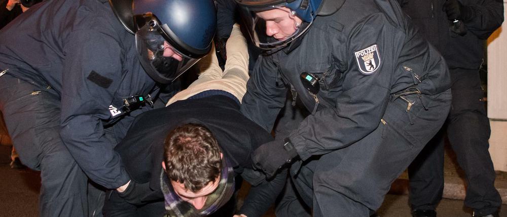 Polizisten räumen Ende Dezember eine Sitzblockade von Anhängern der rechtsextremen Identitären Bewegung vor der CDU-Bundeszentrale in Berlin. 