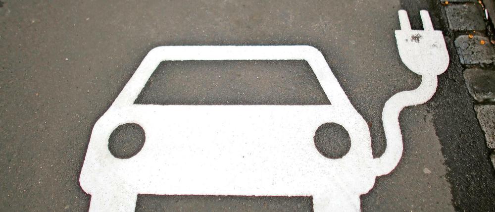 E-Autos auf die Straßen - und bitte nicht nur als Bild! Martin Schulz will den Verkehr elektrifizieren - auch mit Zwangsvorgaben. 