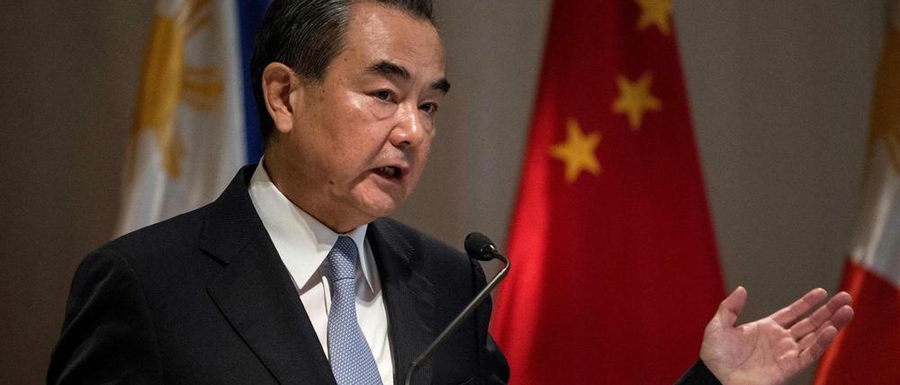 Chinas Außenminister Wang Yi ließ beide Seiten aufrufen, die Spannungen abzubauen.