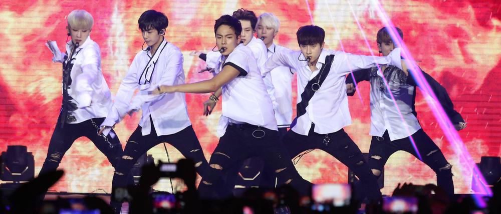 Shownu, Jooheon, Wonho, Kihyun, Minhyuk, Hyungwon und I.M. auf der Bühne.