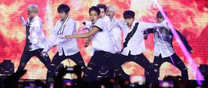 Shownu, Jooheon, Wonho, Kihyun, Minhyuk, Hyungwon und I.M. auf der Bühne.