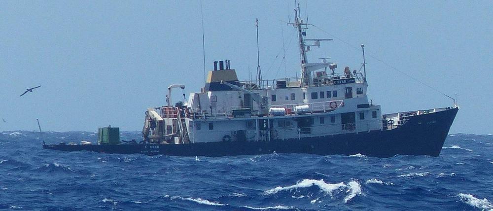 Das Schiff der Identitären Bewegung "C-Star", fotografiert von Bord der "Sea-Eye".