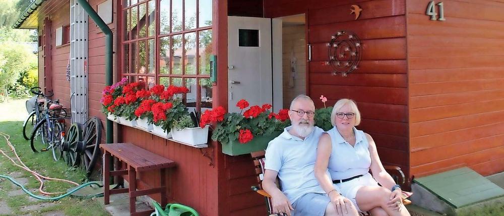 Erich und Ulrike Wettwer vor ihrem Häuschen in Hakenfelde.