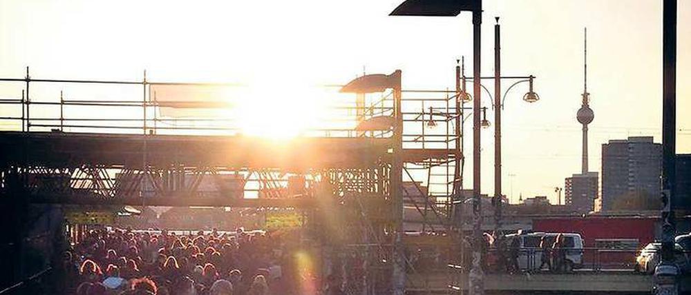 Anziehendes Berlin. Für Start-up-Mitarbeiter ist die Stadt attraktiv, unter anderem das Partyleben auf der Warschauer Brücke. 