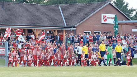 Regionalligist SV Eichede (in roten Trikots) aus Schleswig-Holstein hätte sein Erstrundenspiel im DFB-Pokal gegen Kaiserslautern gerne im heimischen Stadion ausgetragen. Doch der Klub muss nach Lübeck ausweichen.