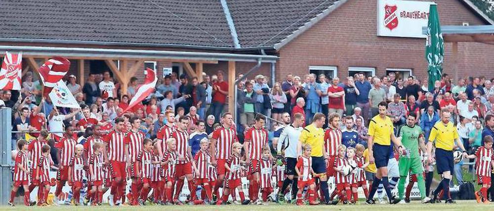 Regionalligist SV Eichede (in roten Trikots) aus Schleswig-Holstein hätte sein Erstrundenspiel im DFB-Pokal gegen Kaiserslautern gerne im heimischen Stadion ausgetragen. Doch der Klub muss nach Lübeck ausweichen.
