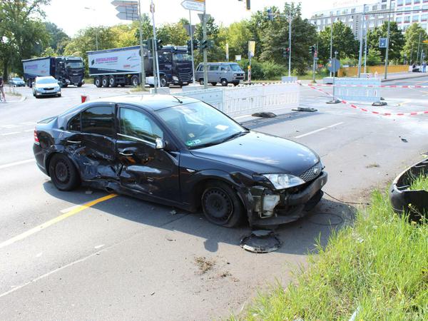 Dieses Unfall-Wrack steht am Rand der Baustelle.