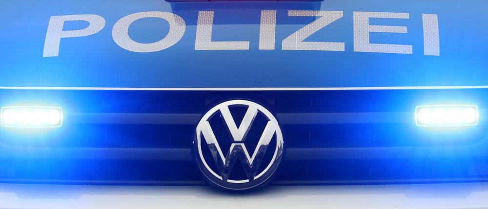 Die Polizei ermittelt wegen des brennenden Autos in Kreuzberg.