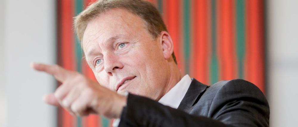 Mit dem Finger auf die Kanzlerin zeigen: Thomas Oppermann, Fraktionsvorsitzender der SPD im Bundestag.