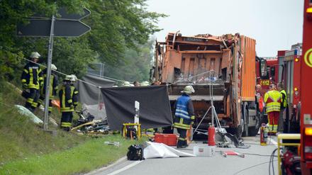 Feuerwehrkräfte arbeiten an der Unfallstelle bei Nagold in Baden-Württemberg.