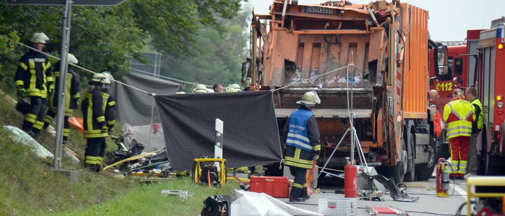 Feuerwehrkräfte arbeiten an der Unfallstelle bei Nagold in Baden-Württemberg.