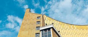 Zirkus Karajani. Die Fassade des Scharoun-Baus ist mit Aluminiumstrukturplatten verkleidet, auch das geschwungene Dach ist mit Aluminium gedeckt.