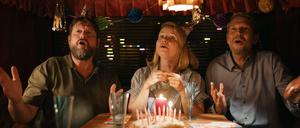 Mike (Peter Trabner), Claudia (Annette Frier) und Thomas (Kai Wiesinger) gratulieren Tochter Hannah zum 16. Geburtstag.