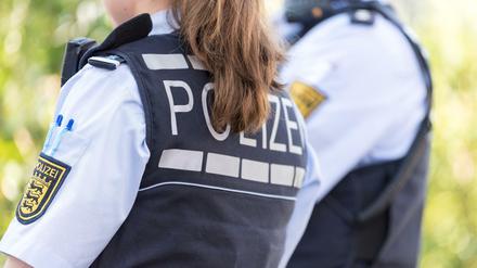Wem passt die Uniform? Eine Bewerberin in klagte erfolglos auf Zulassung zum Auswahlverfahren - obwohl sie nicht die nötige Mindestgröße hat. 