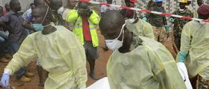 Sicherheitskräfte bergen am in Regent (Sierra Leone) einen Toten. 