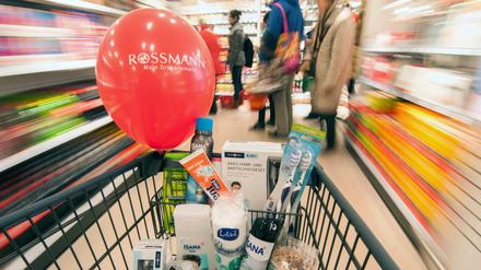 Her mit den Waren! Gut 5000 Rossmann-Artikel flattern einem jetzt auch mit Amazon ins Haus. 